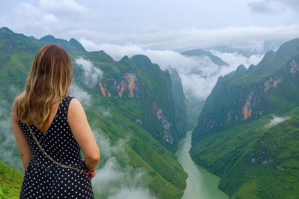 Sông Nho Quế xanh ngọc nhìn từ đèo Mã Pí Lèng